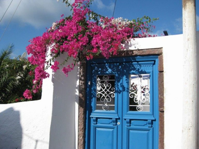 blue-door-in-santorini