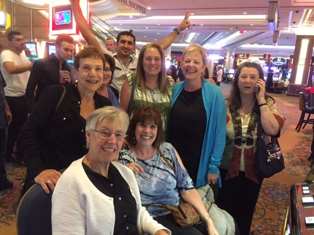 Vegas group slot machine win! (and photo bomb)